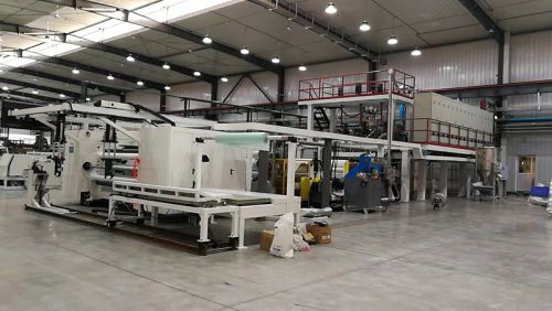 Линии экструзии полиэтиленовой тисненой пленки в производственных помещениях заказчиков