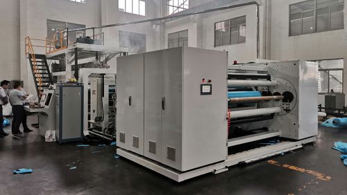 Линии экструзии полиэтиленовой тисненой пленки в производственных помещениях заказчиков